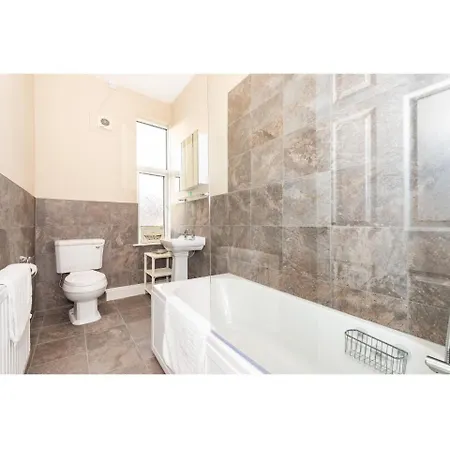 Spacious Bright & Homely House By The River Ouse Apartman